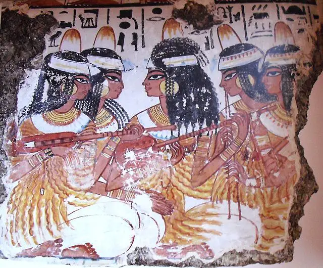 Пир в гробнице Небамуна в Фивах, ароматические конусы на головах гостей Пир в гробнице Небамуна в Фивах, ароматические конусы на головах гостей